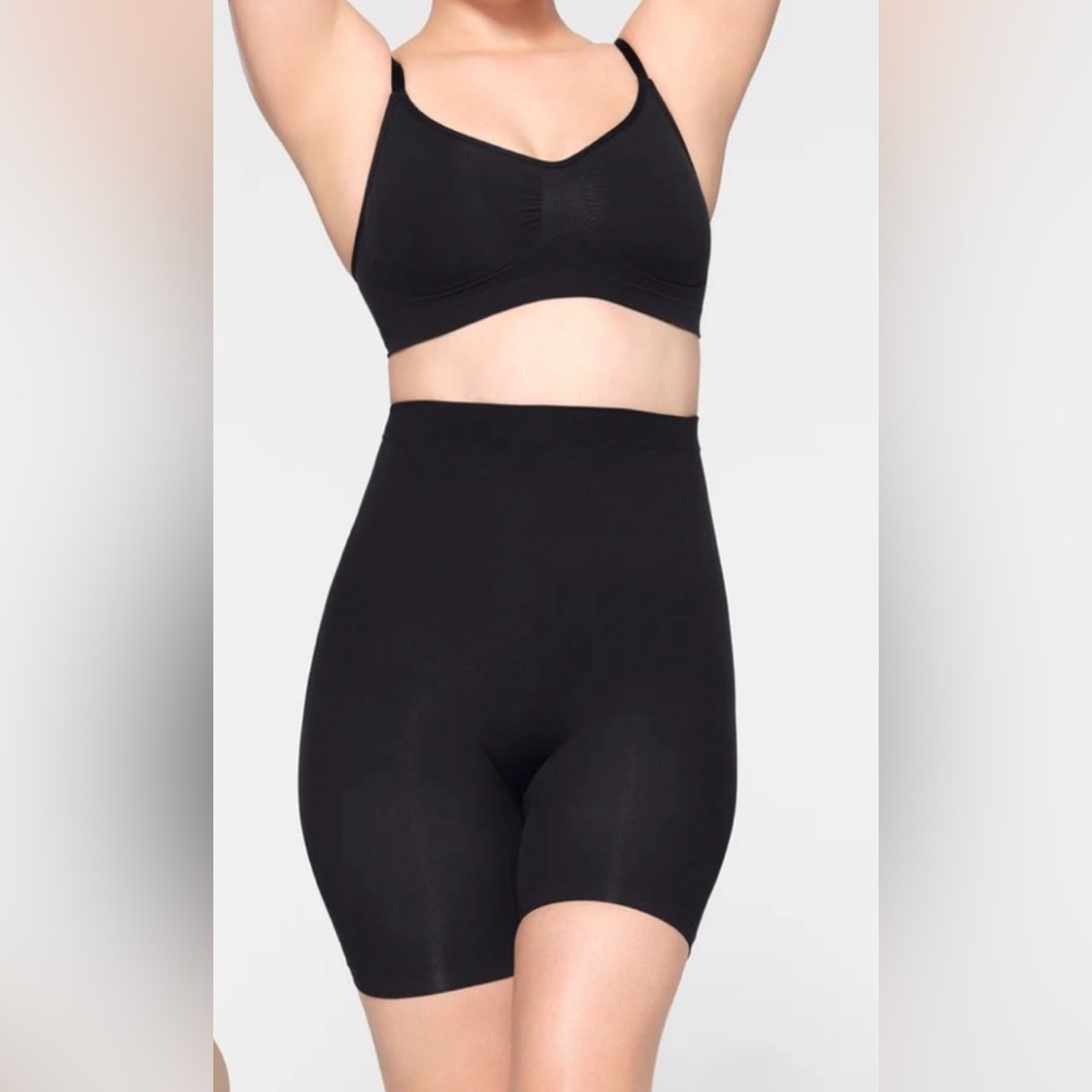NEW SKIMS Sculpt Short Mid Thigh Onyx size xxs